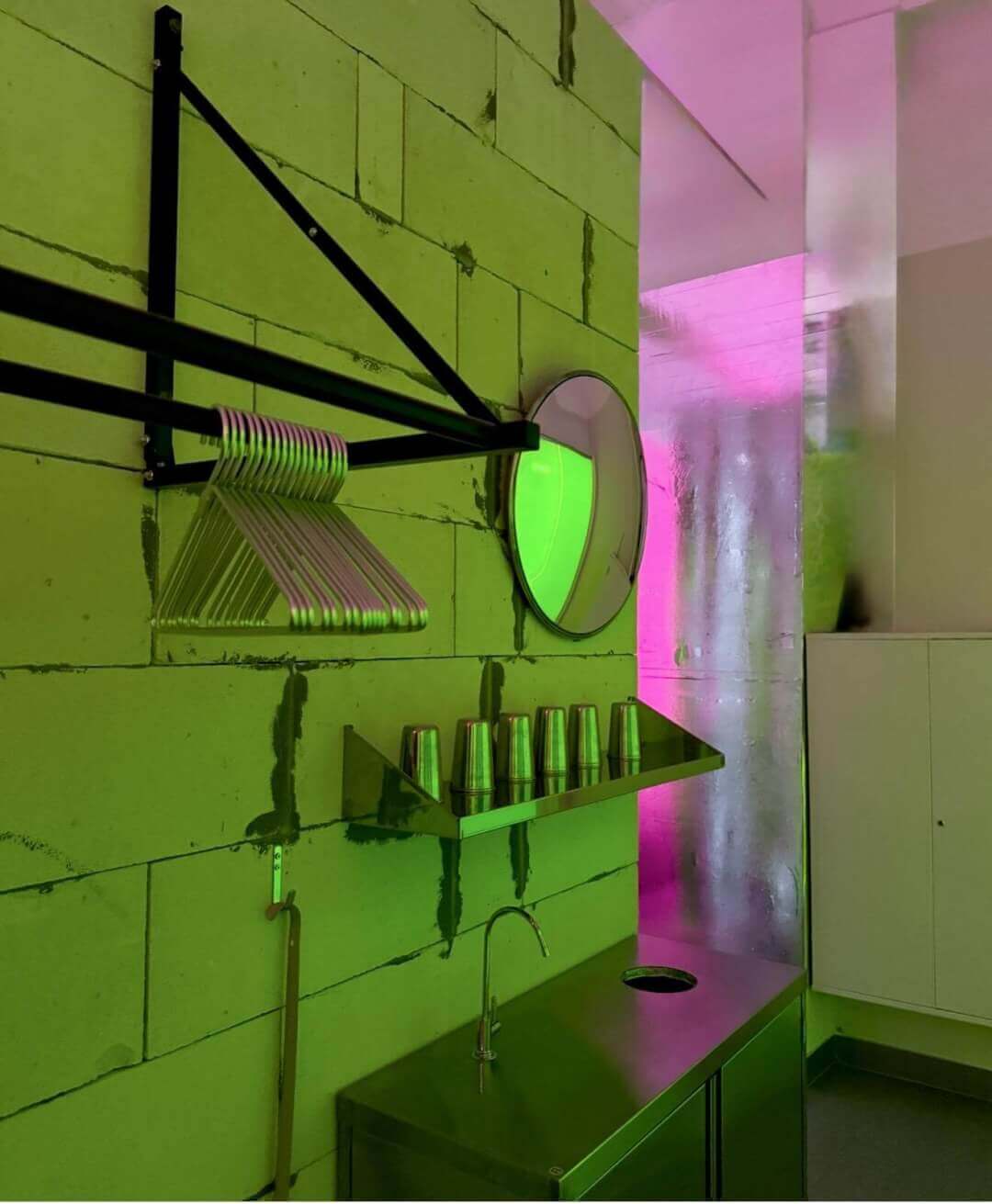 Полка с водой и стаканами